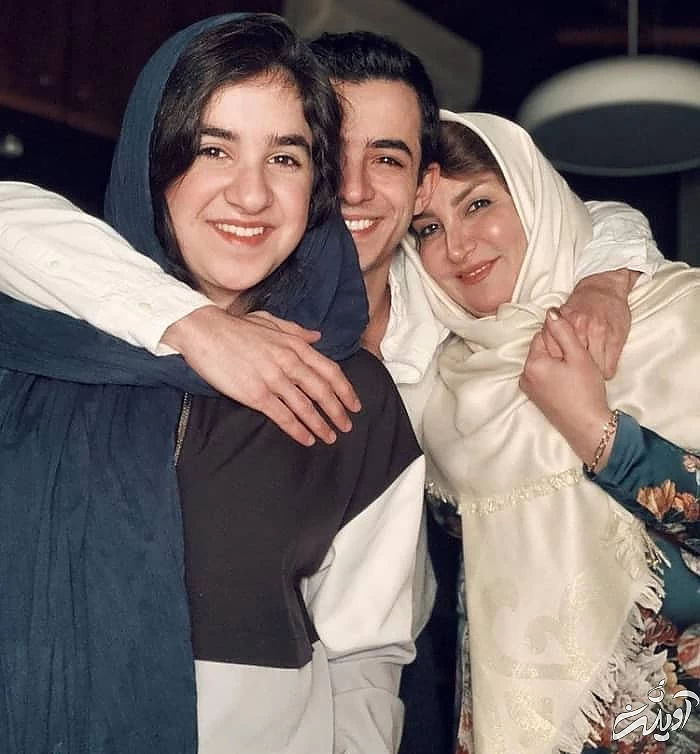 علی شادمان در کنار مادر و خواهرش آرینا مادر و خواهر علی شادمان